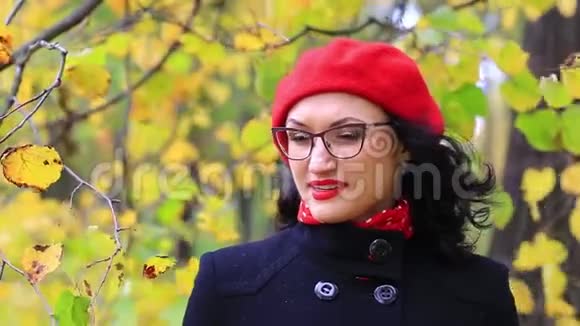 穿红色贝雷帽的女人调整眼镜思考视频的预览图