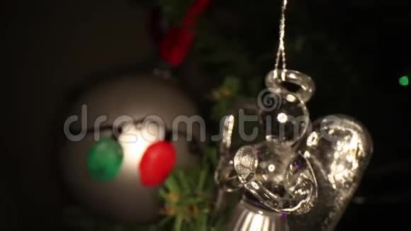 迅速从一个银色的圣诞装饰品上取下视频的预览图