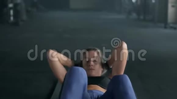 健身女性在健身房锻炼的室内镜头肌肉发达的年轻女人做胃锻炼视频的预览图