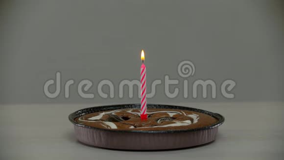 蜡烛在孤独的蛋糕上熄灭视频的预览图