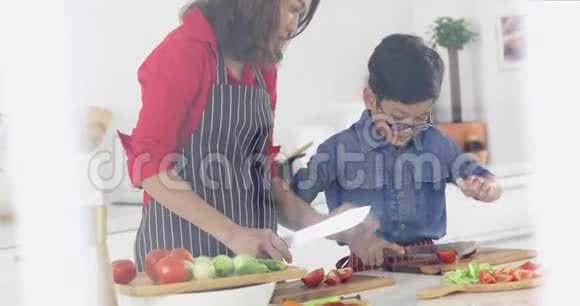 亚洲妈妈教她儿子如何切西红柿视频的预览图