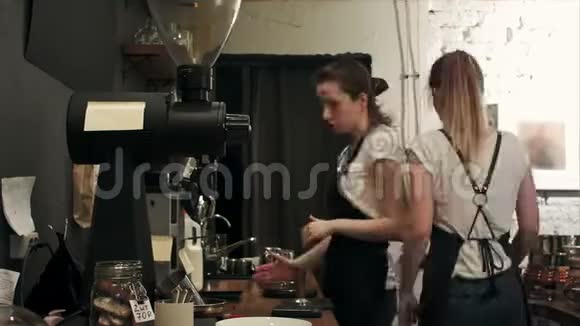 两位年轻的女咖啡师在咖啡店工作帕雷帕咖啡视频的预览图
