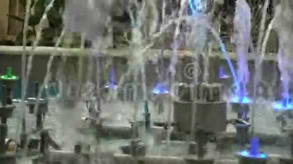 商场里的彩色喷泉视频的预览图