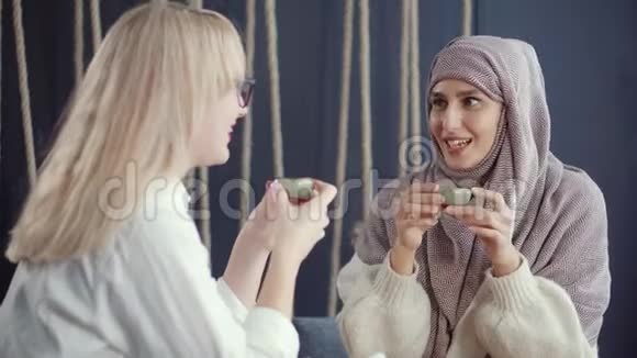 女士们聊天喝茶视频的预览图