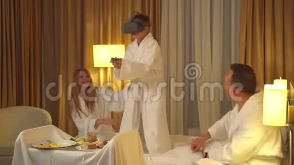 家庭在酒店房间小儿子玩虚拟现实眼镜视频的预览图