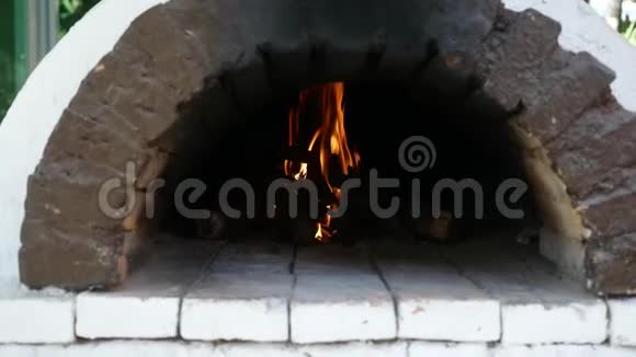 一种传统的粘土烤箱用于烹饪和烘焙比萨饼背景是木火焰视频的预览图