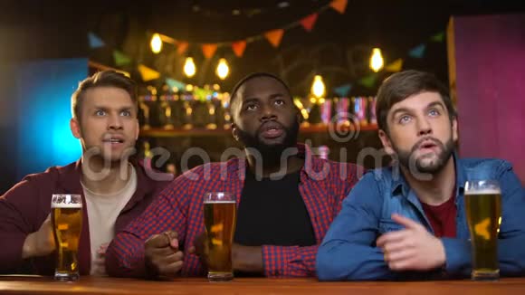 焦虑的多民族朋友不开心最喜欢的球队输了比赛在酒吧的时间视频的预览图