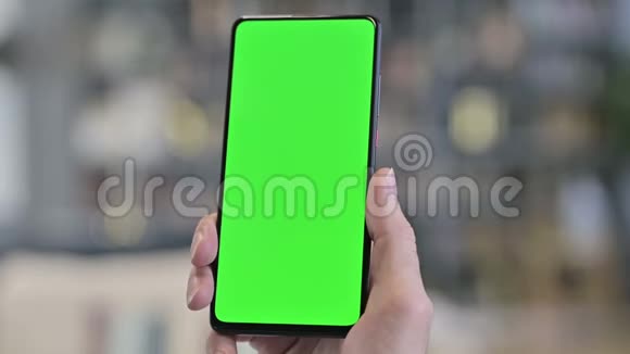 手持绿色锁屏智能手机视频的预览图