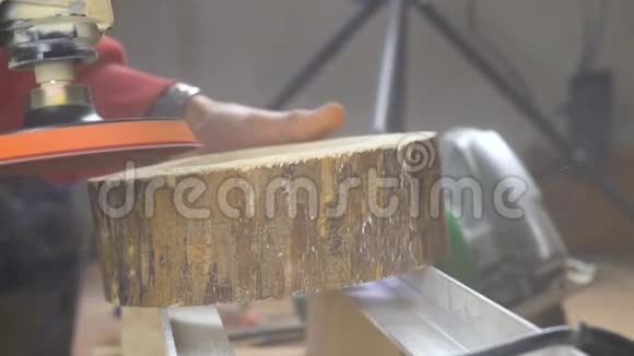 车间打磨木材视频的预览图