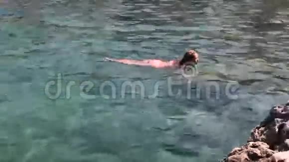 女孩游泳视频的预览图