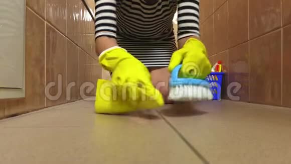 女清洁卫生间地面视频的预览图