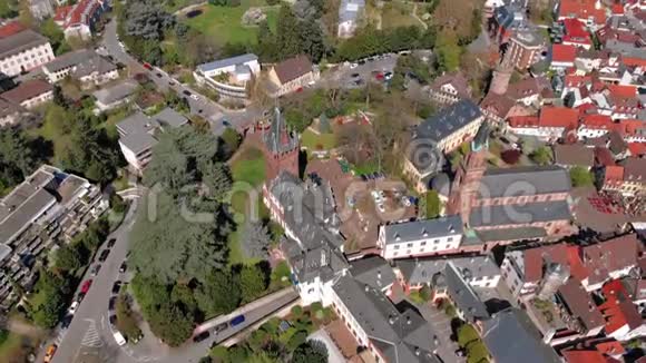 美丽的飞行越过堡垒和公园在温海姆中心德国视频的预览图