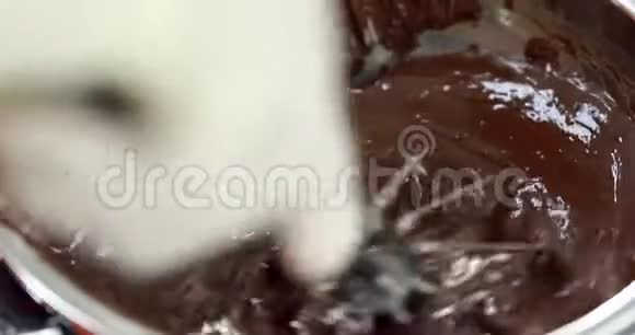 有人为情人节融化巧克力视频的预览图