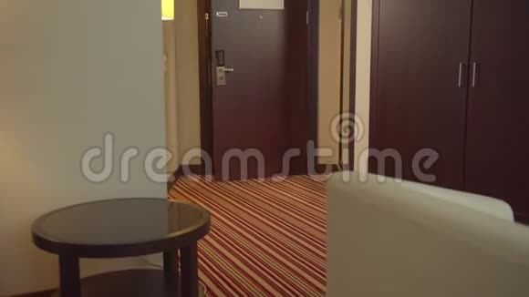 母亲父亲和儿子带着行李走进旅馆房间视频的预览图