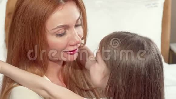 快乐的妈妈抱着小女儿拥抱微笑着对着镜头视频的预览图