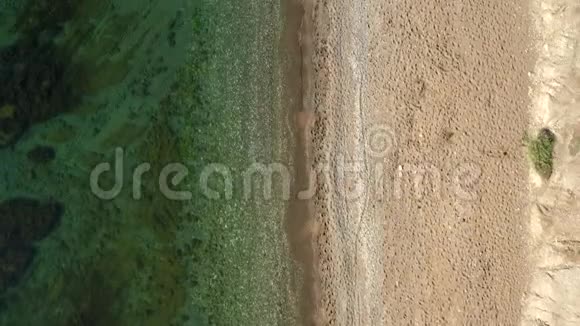 海景海岸清澈的蓝色海水穿过海底视频的预览图