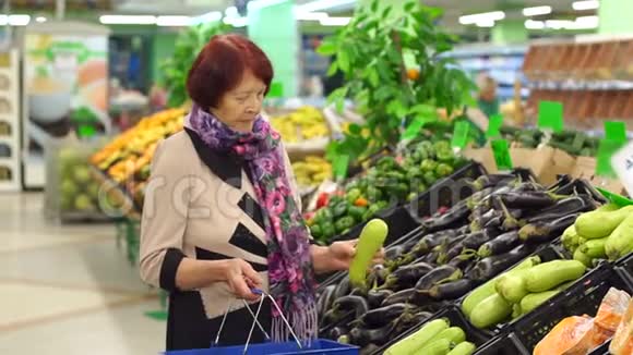 一个80岁的女人在超市买西葫芦视频的预览图