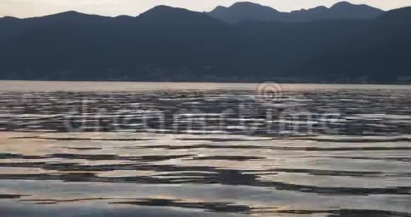 在科托湾日落时柔和的海浪黑山视频的预览图