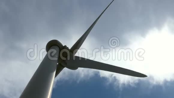 一个风车在蓝天上的近距离运动风力发电技术对涡轮的看法塞浦路斯视频的预览图