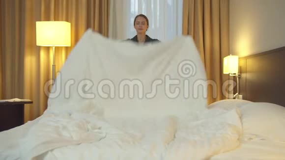 穿制服的胡塞梅德在旅馆房间铺上一张床和一条毯子视频的预览图