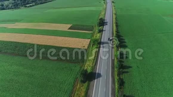 在风景如画的地区慢行汽车沿着公路行驶4K视频的预览图