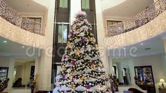 酒店大厅巨大的圣诞树装饰球视频的预览图