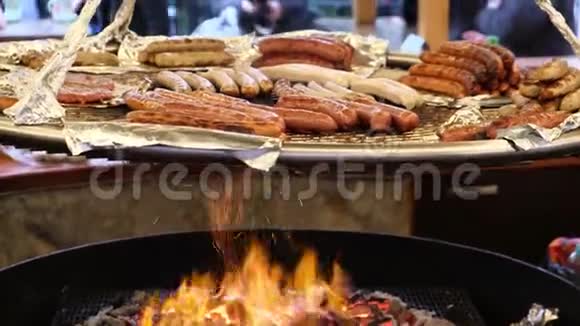 猪肉切肯和牛肉烤香肠用大锅在明火上炸视频的预览图
