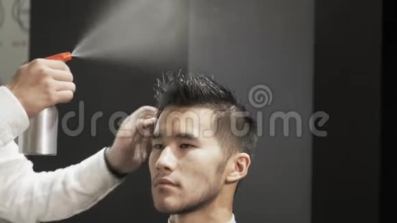 一位亚洲男性正在理发店理发视频的预览图
