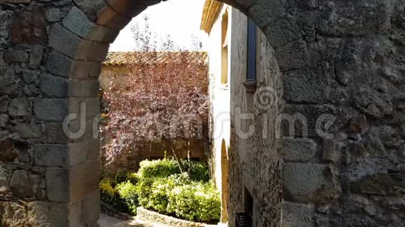西班牙帕尔斯中世纪小镇有自然色彩的街道鲜花视频的预览图