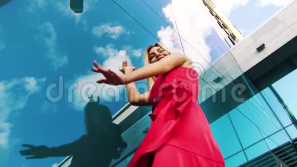 低角度拍摄的舞蹈女子近镜面反射云视频的预览图