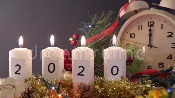 桌面上有蜡烛和圣诞元素的简单圣诞构图视频的预览图