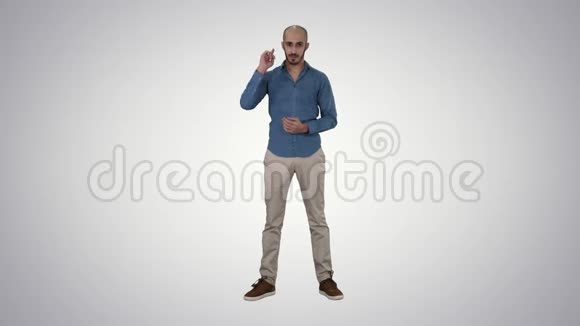 阿拉伯男子在随意做注意手势手指向上梯度背景视频的预览图