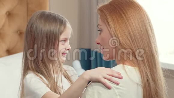 可爱的小女孩闭上眼睛拥抱她的母亲视频的预览图