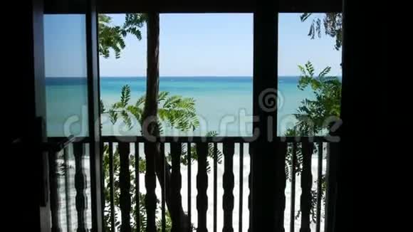 从阳台到美丽的三色海有不同色调的蓝绿色和深绿色有波浪和波浪视频的预览图