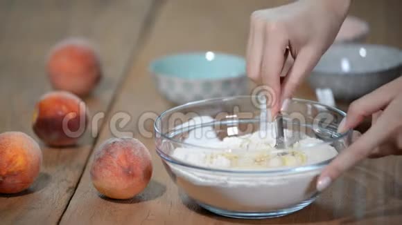 女孩在家做饭美味的桃碎甜点视频的预览图