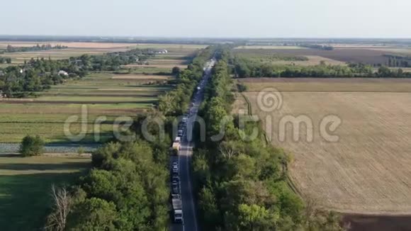 道路两旁的田野从高角度来看堵车很长视频的预览图