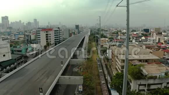 与马尼拉的公路和铁路交汇处视频的预览图