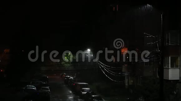雨夜在俄罗斯公寓附近停车的黑色电线带有选择性聚焦和模糊视频的预览图