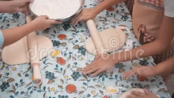 孩子们在烹饪学校里用手擀面团给孩子们上课俯视图孩子们准备烤面团视频的预览图