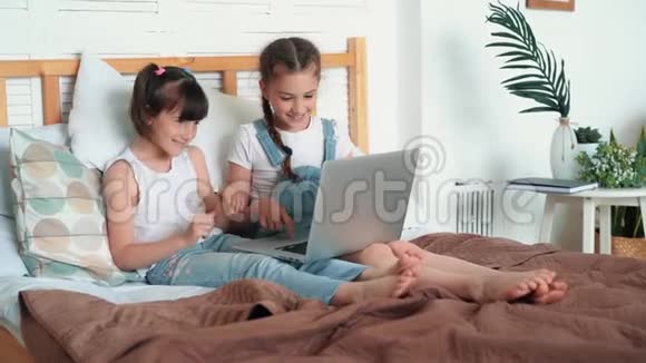 小女孩在笔记本电脑上看东西情绪化地讨论它慢动作视频的预览图