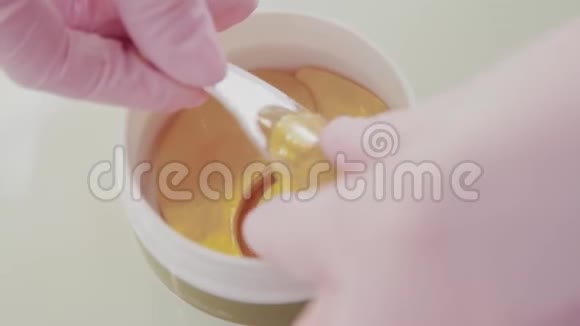 化妆师从罐子里拿出一个金色面具视频的预览图