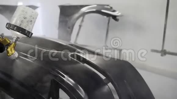 在汽车服务中工人在汽车部件上涂油漆的特写镜头视频的预览图