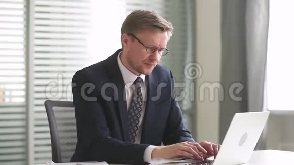 压力过大工作过度的商人从电脑上摘下疲劳的眼镜视频的预览图