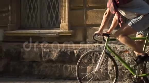 男孩骑自行车在人行道上视频的预览图