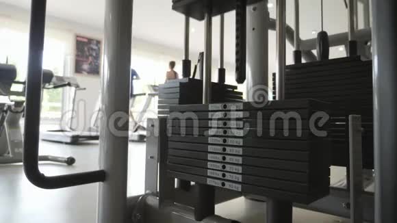 在健身房里做一台健身机视频的预览图