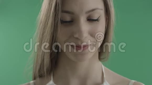 绿色背景下毫无光泽的年轻女子视频的预览图