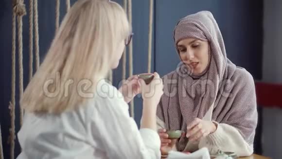 两个女孩在室内喝茶聊天视频的预览图