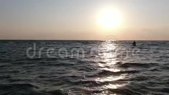 相机在大海中夕阳和水面上的倒影风筝视频的预览图