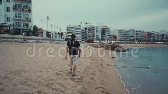 在海滩上孤独散步的人视频的预览图