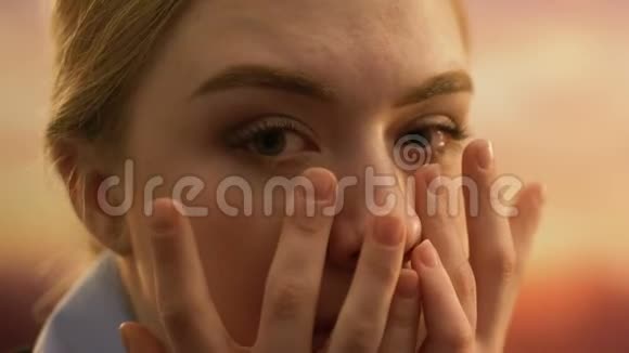 特写年轻哭女的脸患有生活问题抑郁视频的预览图
